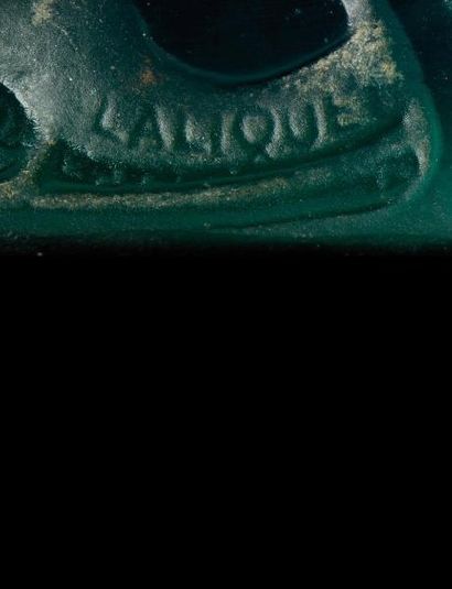 null RENE LALIQUE (1860-1945) 
Pendentif «Gui» en verre opalescent vert moulé-pressé...