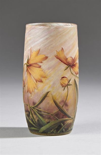 null DAUM
Vase tubulaire galbé en verre marmoréen mélangé jaune orangé et rose. Décor...