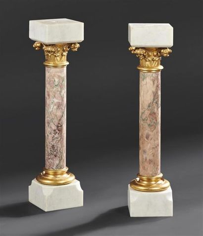 null DEUX COLONNES formant selette en marbre et bronze doré. 
H. 71 cm - Côtés 16...