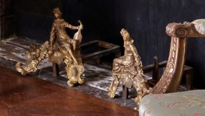 null PAIRE de CHENETS "aux chinois" en bronze doré figurant un couple assis dans...