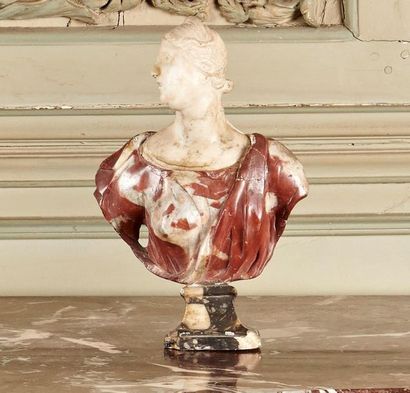 null ECOLE ITALIENNE 
Buste de femme
Epreuve en marbre rouge veiné blanc composée...