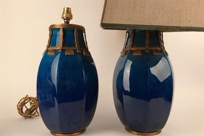 null SEVRES & PAUL MILLET (1870-1950) 
Paire de vases à huit pans coupés en porcelaine...
