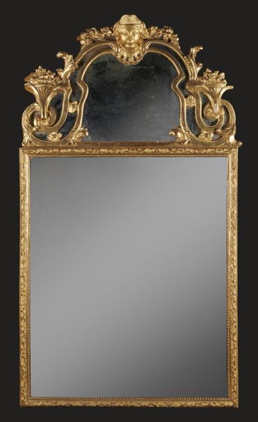 null Miroir de forme rectangulaire en bois sculpté et doré surmonté d'un imposant...