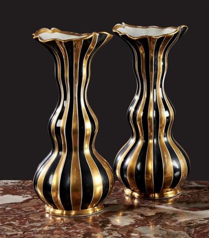 null PARIS 
Paire de vases de forme corolle en porcelaine à décor de rayures polychrome...
