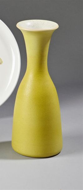 null Pol CHAMBOST (1906-1983)
Vase bouteille en grès, modèle 1069 du référencier...