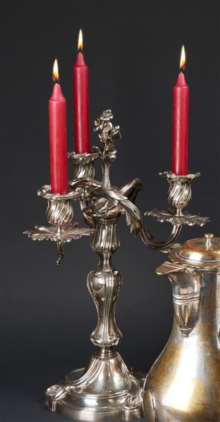 null PAIRE DE CANDELABRES en bronze argenté à trois bras de lumière feuillagés, le...