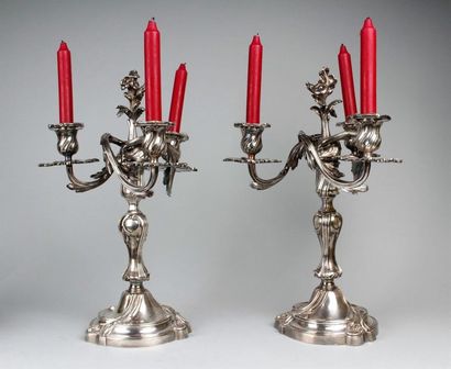 null PAIRE DE CANDELABRES en bronze argenté à trois bras de lumière feuillagés, le...