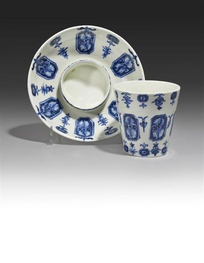 null SAINT-CLOUD
Gobelet et sa soucoupe en porcelaine tendre à décor en camaïeu bleu...