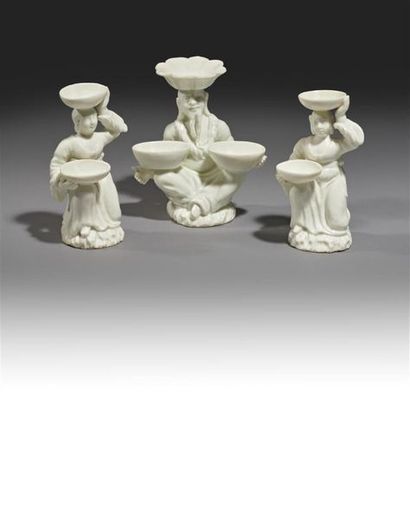 null SAINT-CLOUD
Ensemble de trois statuettes en porcelaine tendre émaillée blanche...