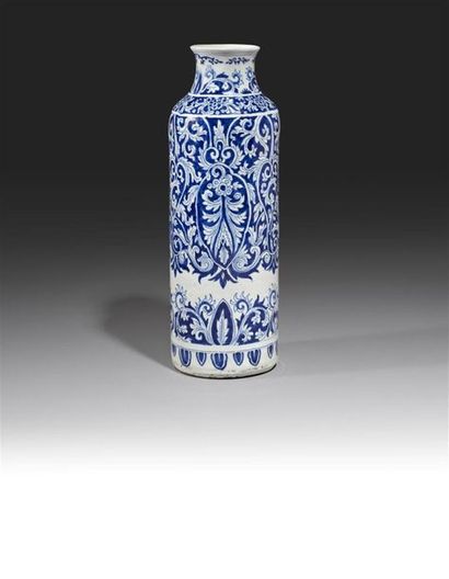 null DELFT
Vase de forme rouleau en faïence à décor en camaïeu bleu de larges rinceaux...