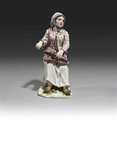 null STRASBOURG
Statuette en porcelaine représentant une femme assise jouant de la...