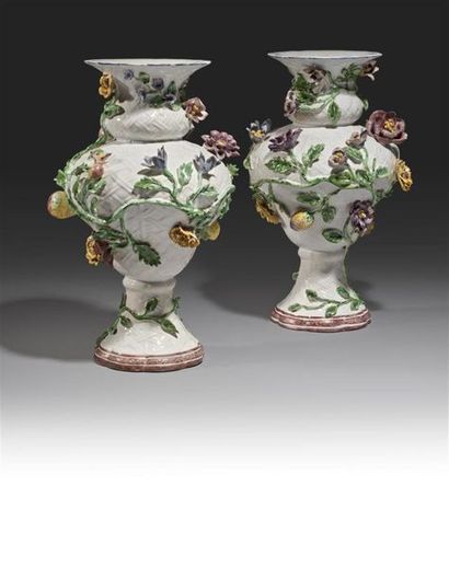 null ITALIE
Paire de vases en faïence de forme balustre à décor en relief et polychrome...