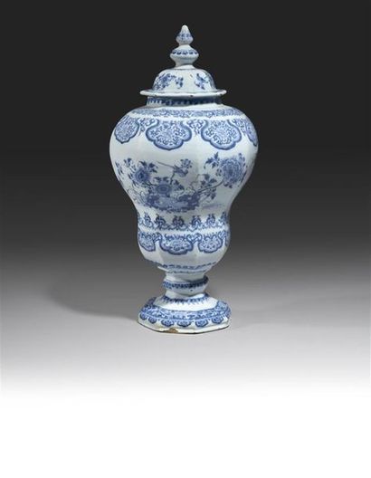 null DELFT
Vase de forme octogonale balustre couvert sur piédouche en faïence à décor...