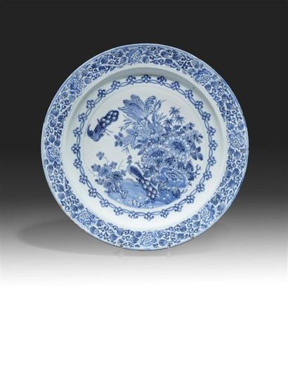 null DELFT
Grand plat rond en faïence à décor en camaïeu bleu dans le style des porcelaines...