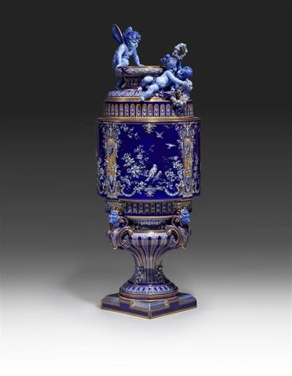null SÈVRES
Vase de forme cylindrique nommé Vase Soufflot reposant sur un piédouche...