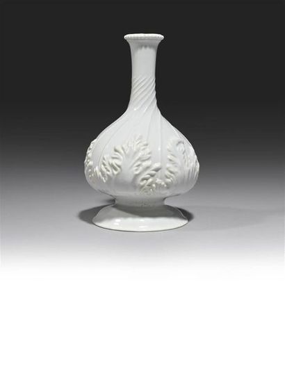 null ITALIE
Vase piriforme sur piédouche en porcelaine émaillée blanche à décor en...