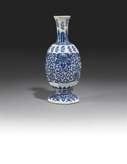 null DELFT
Vase de forme balustre octogonale en faïence à décor en camaïeu bleu de...
