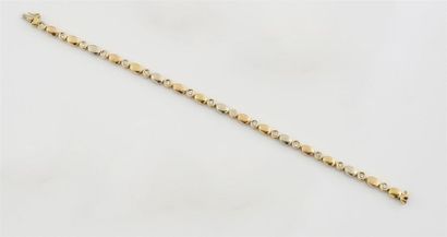 null FRED
Bracelet articulé en or 750°/oo de deux tons, les maillons de forme ovales...