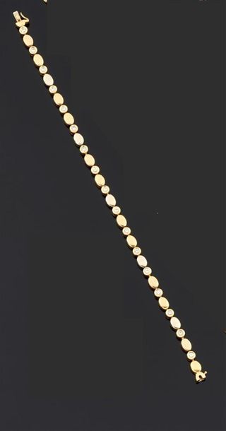 null FRED
Bracelet articulé en or 750°/oo de deux tons, les maillons de forme ovales...