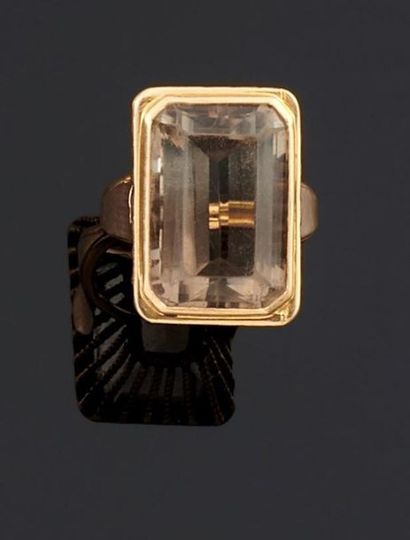 null BAGUE en or jaune 750°/oo partiellement gravé, ornée d'un quartz rectangulaire...