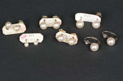 null LOT de six paires de boucles d'oreille en or gris 750°/oo chacune ornée de perles...