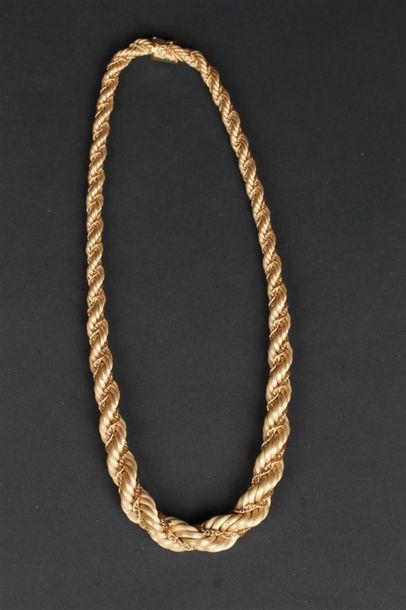 null COLLIER souple en or jaune 750°/oo partiellement amati à décor de torsades en...