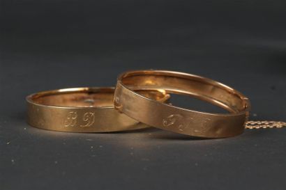 null LOT de deux bracelets rigides ouvrant en or jaune 585°/oo uni. (Bosses et un...