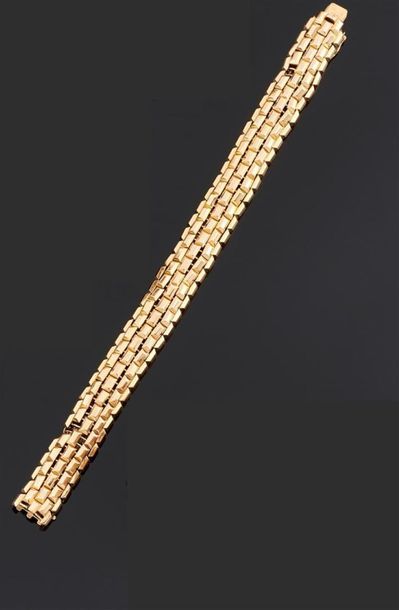 null BOUCHERON Paris.
Bracelet articulé en or jaune 750°/oo décoré de cinq lignes...