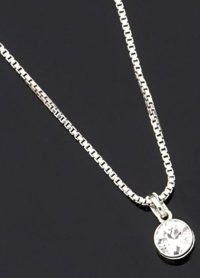 null COLLIER articulé en argent 925°/oo retenant en pendentif un diamant rond de...