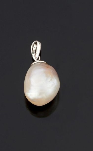null PENDENTIF en or gris 750°/oo orné d'une perle fine de forme poire.
Hauteur :...