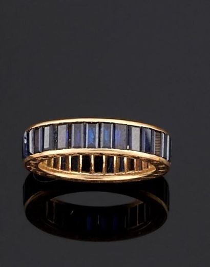 null BAGUE en or jaune 750°/oo entièrement sertie de pierres d'imitation bleues baguettes,...