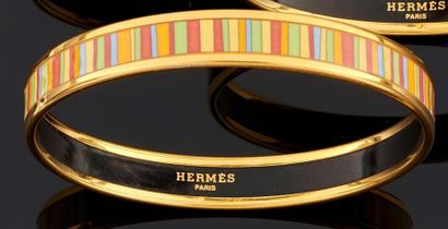 null HERMES
Bracelet rigide en métal doré, le centre décoré d'une frise émaillée...