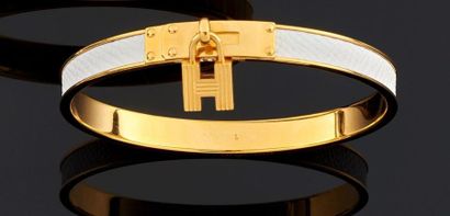 null HERMES, modèle "Kelly H"
Bracelet rigide en métal doré, le centre orné de cuir...