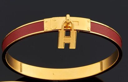 null HERMES, modèle "Kelly H"
Bracelet rigide en métal doré, le centre orné de cuir...
