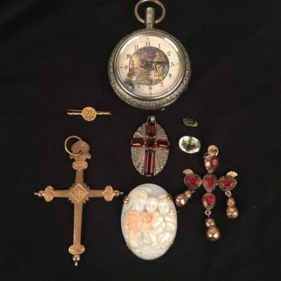 null LOT divers en métal comprenant : trois pendentifs croix (accidentés) - une broche...