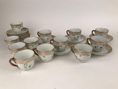 null ROYAL COPENHAGUE : 
Douze tasses et onze soucoupes en porcelaine à décor flora...