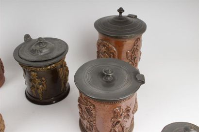null Onze pots a tabac du Beauvaisis en grès brun salé, vignette au chasseur.
XIXe...