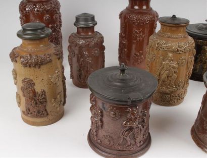 null Onze pots a tabac du Beauvaisis en grès brun salé, vignette au chasseur.
XIXe...