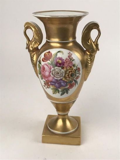 null PARIS : Vase en porcelaine à deux anses en forme de col de cygne à décor polychrome...
