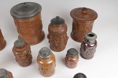 null Quarante pots à tabac du Beauvaisis en grès brun salé à décor floral ou géométrique....