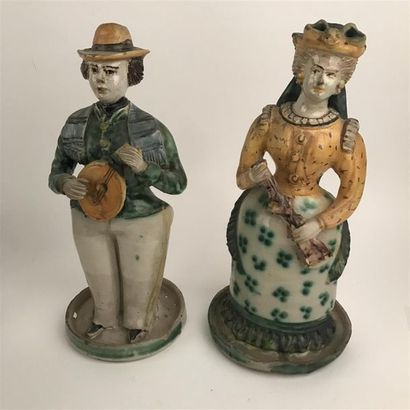 null ITALIE, Deux statuettes
Joueur de mandoline et femme tenant une arme à feu....