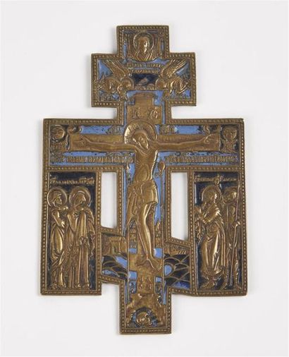 null CROIX en bronze doré à décor émaillé turquoise et noir figurant le Christ en...