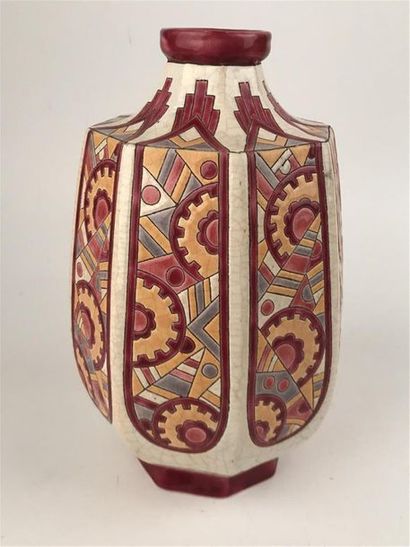 null LONGWY : Vase en faïence craquelée à décor géométrique en émaux rose, orange,...