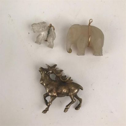 null LOT de trois pendentifs animaux dont un cerf en bronze, un éléphant en cristal...