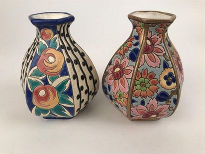 null LONGWY : Deux vases hexagonaux en faïence à décor polychrome d'oiseaux et de...