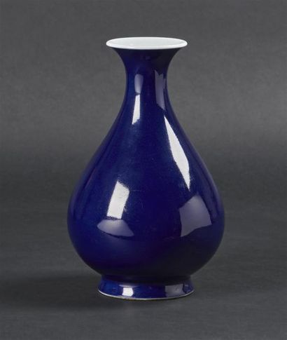null CHINE
Vase balustre en porcelaine à fond bleu.
Marque Yongzheng apocryphe au...