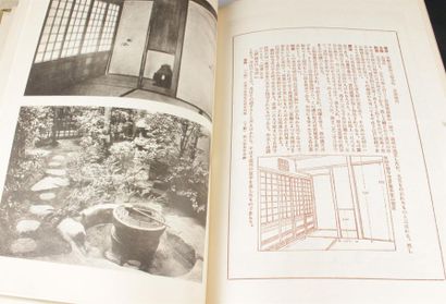 null Deux volumes en japonais, l'un sur l'ikebana, l'autre sur la construction des...