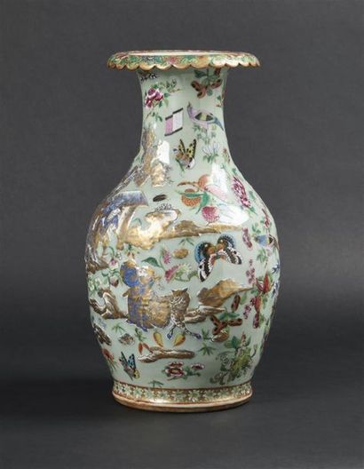 null CHINE, CANTON
Vase de forme balustre en porcelaine à décor polychrome des émaux...