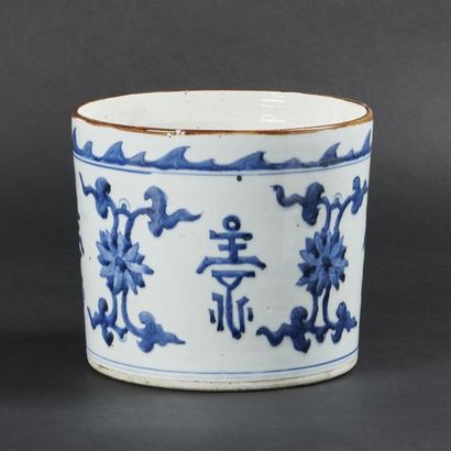 null CHINE
Seau cylindrique en porcelaine à décor en bleu sous couverte de pivoines...