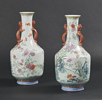 null CHINE
Paire de vases en porcelaine de forme balustre à décor polychrome des...
